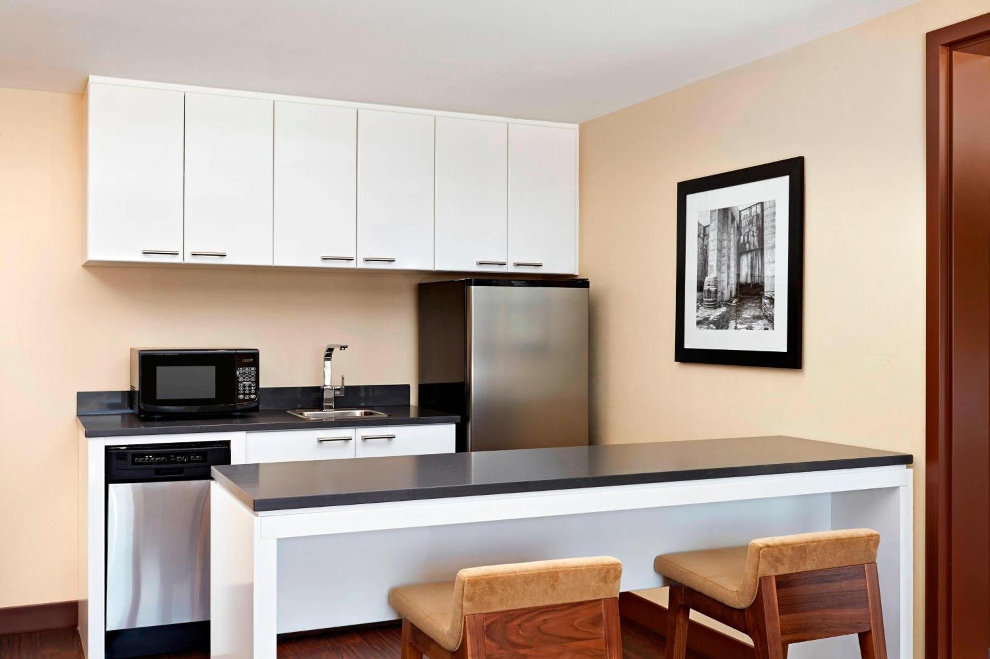 Four Points By Sheraton Kelowna Airport Exterior photo